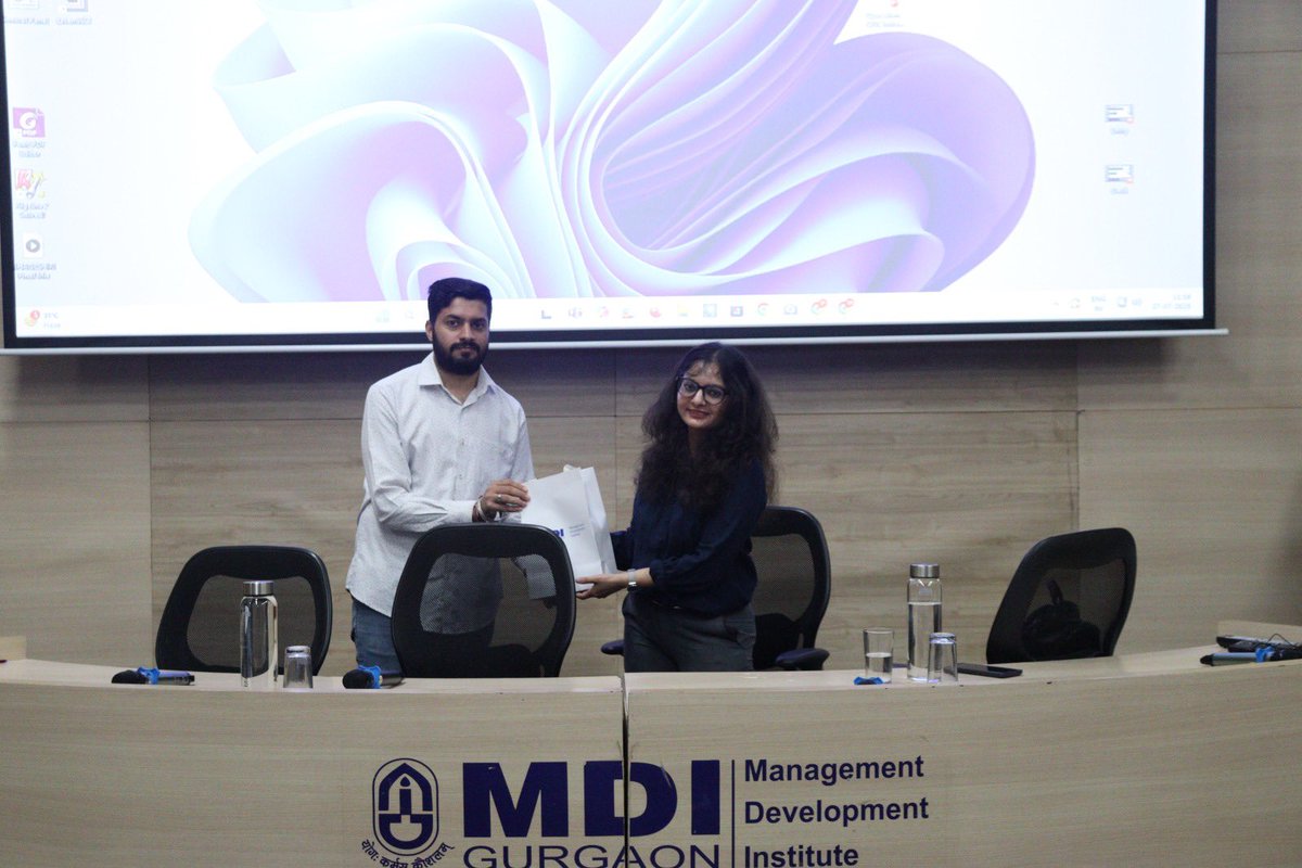 MDIGurgaon's tweet image. A wave of inspiration swept through MDI Gurgaon as Uma Natarajan, AVP at Darwinbox, led an engaging Incendo session on product management, bridging the gap between academia and industry, and empowering students with real-world insights on innovation and strategy.

#darwinbox