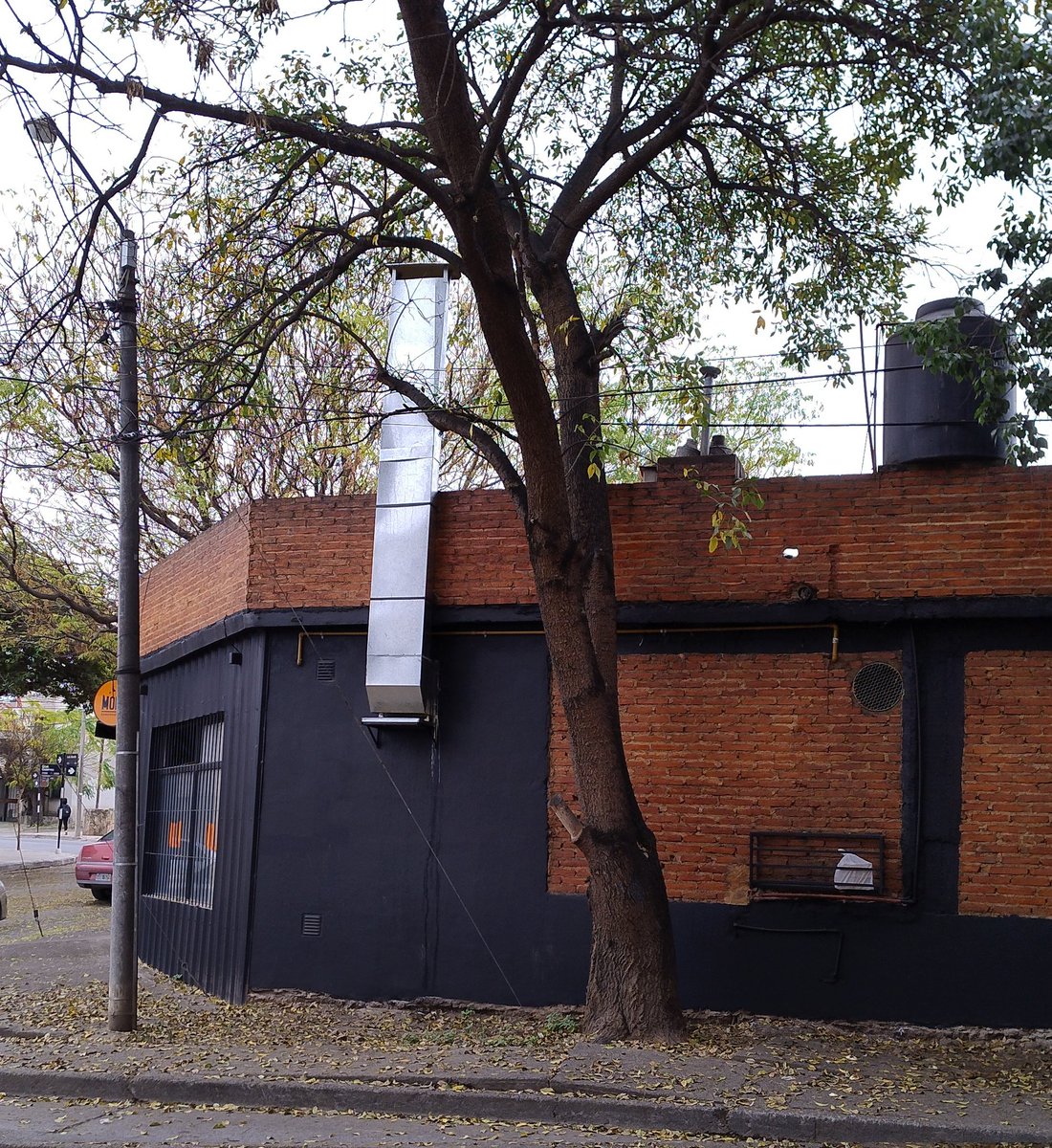 scgarcin's tweet photo. Hoy dolor de cabeza, dolor de ojos, dolor de manos, pulmones que duelen.
#MolaHamburguesas contamina y el municipio lo sabe.
La compulsa de vecinos arroja vecinos con molestias varias.
Y sin embargo nadie hace nada al respecto aunque 16 vecinos solicitamos clausura definitiva del local contaminador.
Cada dia las inmisiones en mi casa nos afectan forzadamente lastimando nuestros cuerpos.
No hay ningun cumplimiento de cuidado a las personas mayores, siendo los perjudicados varios de este grupo etario.
Intendente @jmedurand cuando piensan actuar?
No se puede disimular la realidad por siempre.
Vea lo que paso en el barrio ampliacion 20 de junio por la falta de monitoreo en focos conocidos de contaminacion, Mola es uno aunque todos traten de disimularlo y NADIE hable del asunto, solo yo. Han prohibido tambien hablar de este tema?
Como es posible que no tenga ni 1 sola infraccion ambiental???
Su gestion ambiental es un perfecto fracaso, paradoja enorme para un intendente "ecologista".
La contaminacion puede matar, afecta la salud y vida de la gente.
#Contemax no es el solo responsable.
La desidia de la secretaria de ambiente ante reclamos fundados y contaminacion a la vista tambien lo es.
https://t.co/FHhQkhlhdh