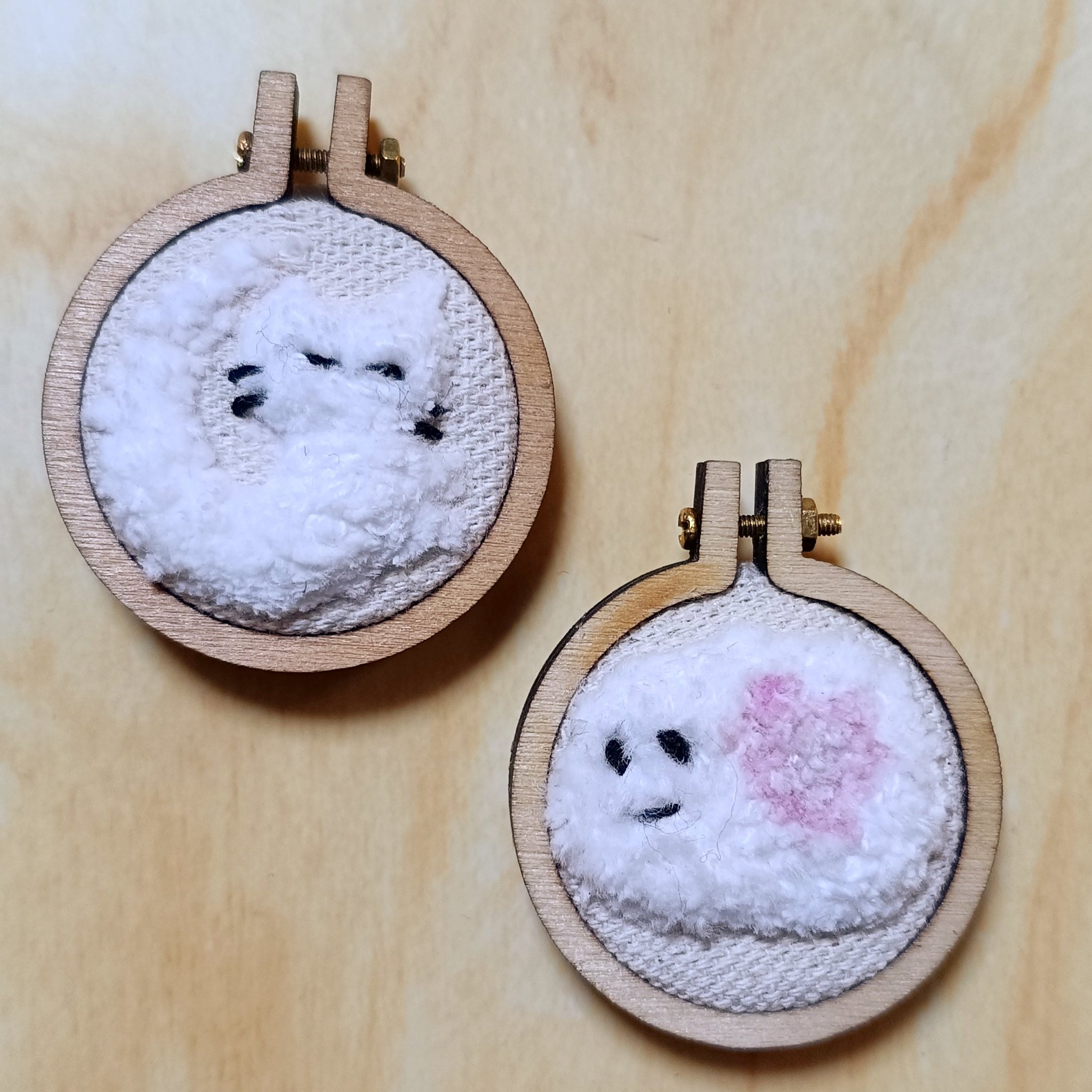 飾れるにゃんこのおヒゲ刺し　刺繍枠　壁掛け　ハチワレ　8cm b09d416292a9d6dda2c23901dcc4c3