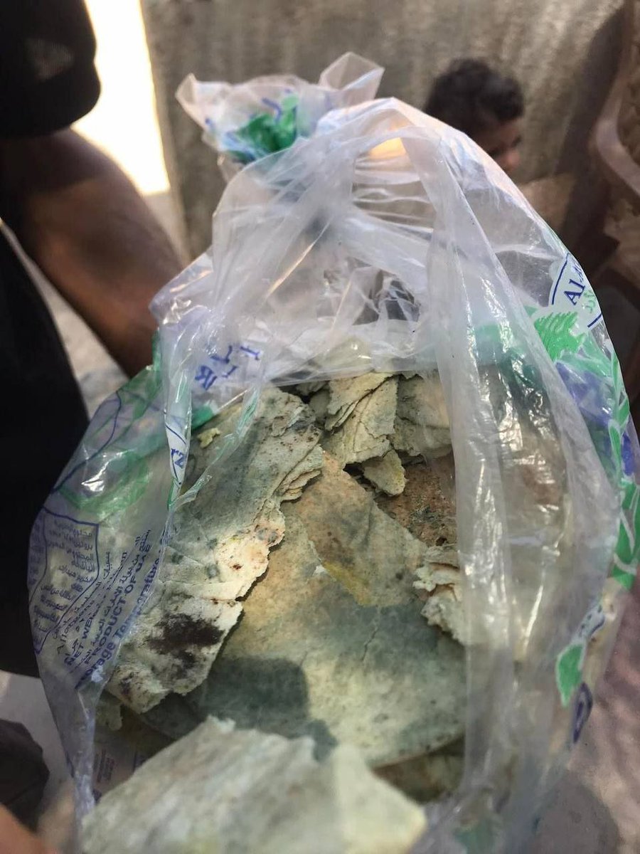 "Yardım uçaklarının az önce Gazze’nin ortasına attığı ekmek bu.
Tarihin en alçak döneminde yaşıyoruz."
📌 Gazze
📸 07.08.2025