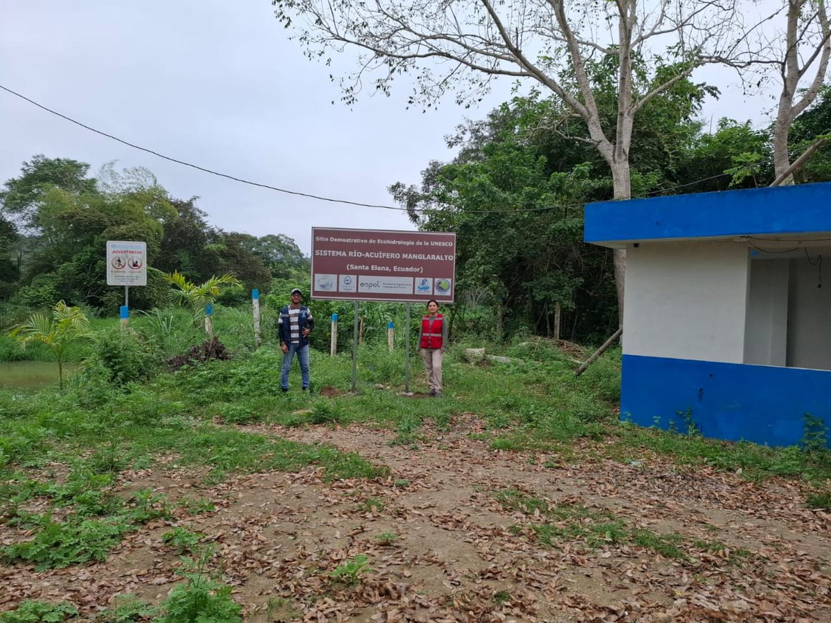 #ExperienciasCIPAT I Instalación de letrero oficial del Sitio Demostrativo de Ecohidrología, reconocido por la #UNESCO en Manglaralto. Sinergia entre comunidad y academia es clave para la gestión integral del agua.