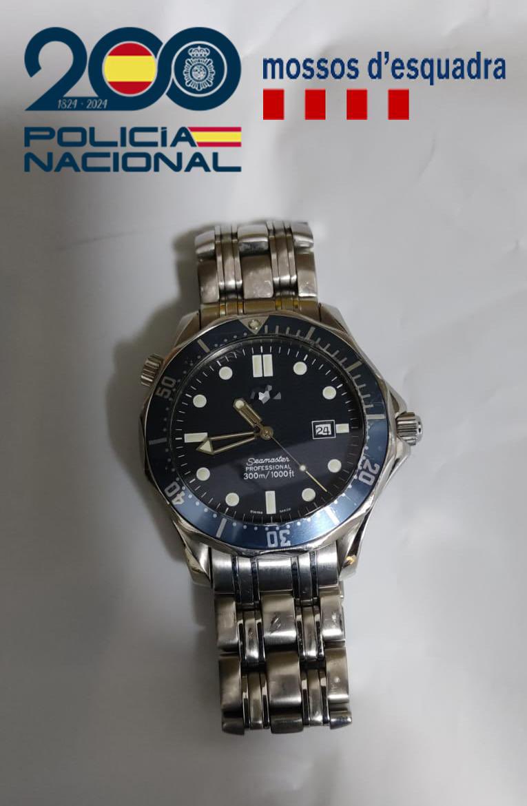 Gran ejemplo de cooperación policial entre la <a href="/policia/">Policía Nacional</a> y <a href="/mossos/">Mossos</a> que ha permitido detener en Las Palmas de Gran Canaria a tres presuntos autores del robo violento a un hombre de su reloj, en un acto cometido en Barcelona el pasado 19 de mayo.

El atraco dejó heridas físicas y