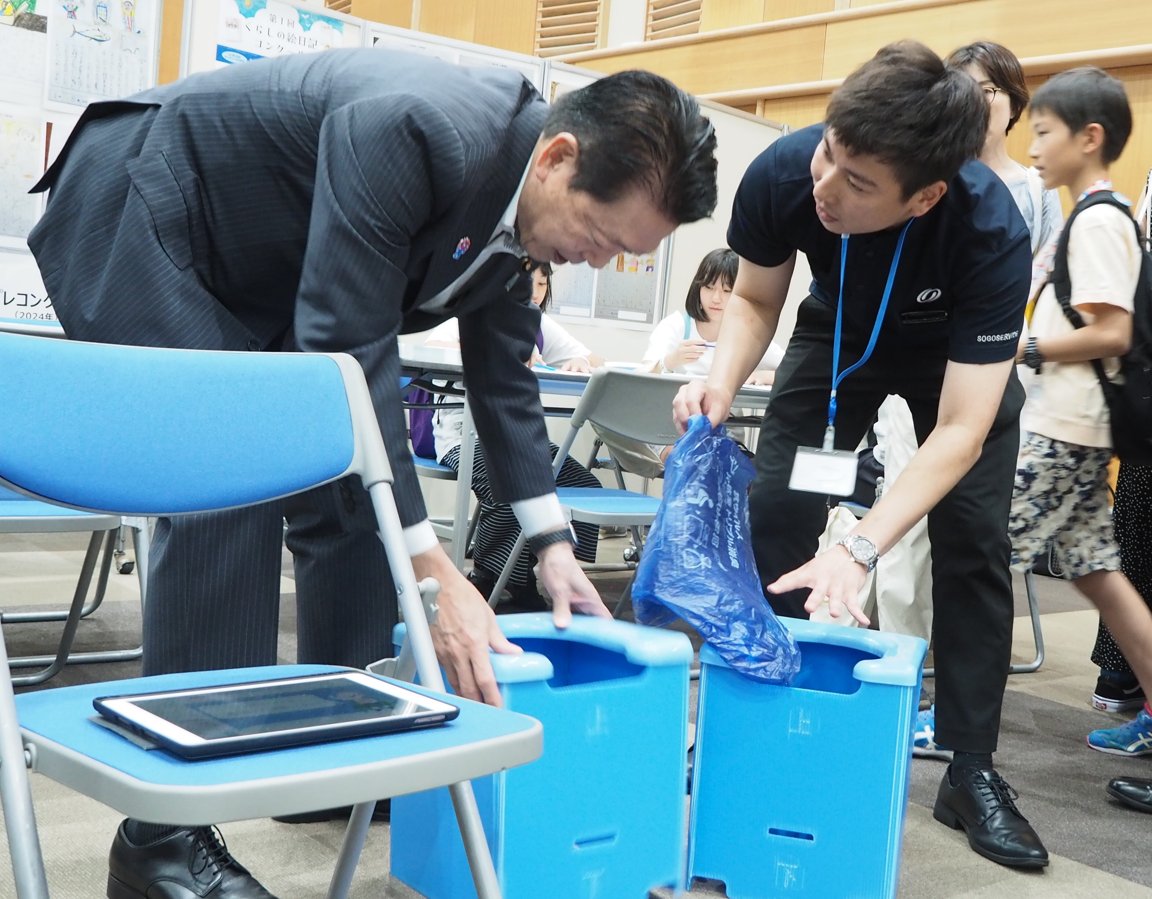 武藤大臣は、 #経産省こどもデー に参加してくれた子どもたちを歓迎。子どもたちと一緒に #大阪・関西万博 や災害用トイレの体験プログラム等に参加しました。#meti_daijin　 #こども霞が関見学デー