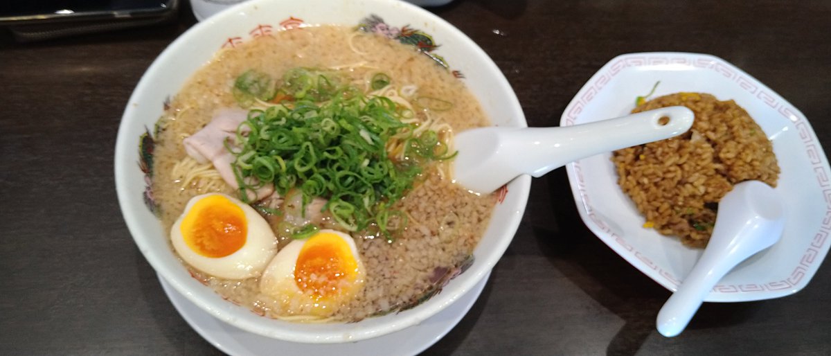 初🔰ラーメンランチ😋
8月の記念すべき🔰ラーメンは
いつもの来来亭で炒飯とのセット
ここの炒飯の程良さが好きなんだなぁ

ちなみに来来亭ラーメンを
年甲斐も無く思わず
大盛りにしてしまい
大満足大満腹❤️