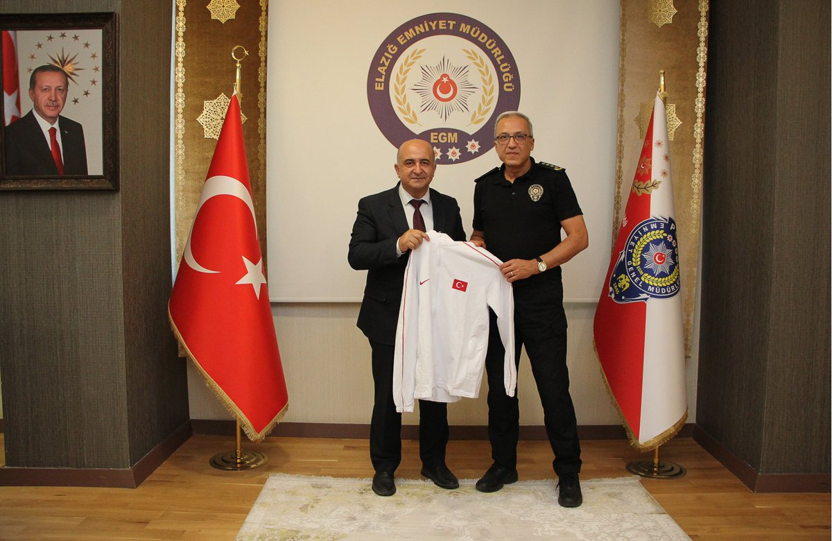 Türkiye Karate Federasyonu Başkanımız Ercüment Taşdemir, Projeler Kurul Başkanımız Murat Kenan, Diyarbakır İl Temsilcimiz Nevzat Bozkuş ve Milli Takım Antrenörümüz Turgut Gürgöz, Elazığ İl Emniyet Müdürü Sayın Adnan Karayel’i makamında ziyaret etti.

Samimi bir ortamda
