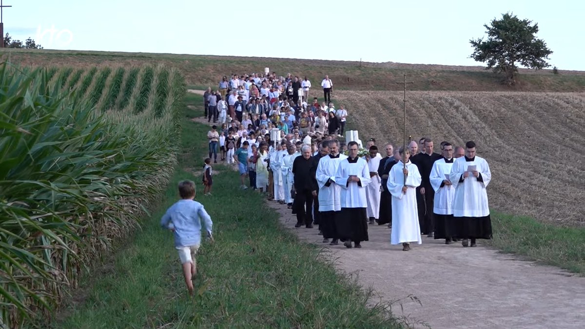 KTOTV's tweet image. Pour les 100 ans de la canonisation de st Jean-Marie Vianney, le sanctuaire d’#Ars-sur-Formans (Ain) a organisé un jubilé pour les #prêtres et les #curés. Un moment de prière et de partage autour du « patron de tous les curés de l’Univers ».

👉Reportage : youtu.be/FNZaXMq5-Qo