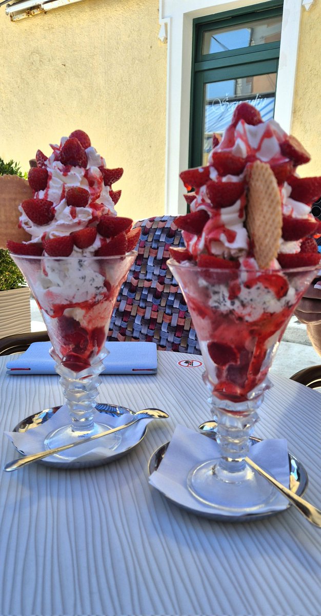 Heerlijk een Jagoda sorbet ijsje eten met een temperatuur van 31 graden 😎 op terras.