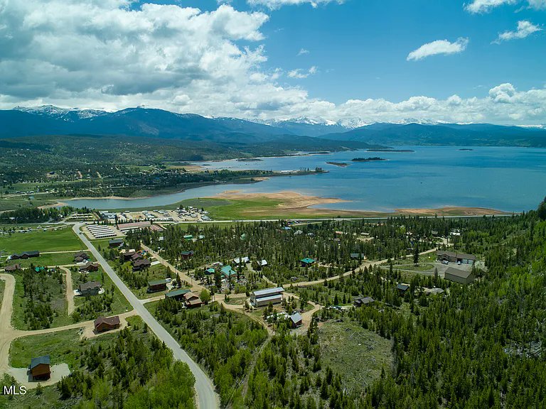 History: #EastTroublesomeFire moved 80 football fields/minute. No notice at 530pm brief when it jumped 125. 630pm there were flames visible from school. 645pm we received alert to evacuate that included areas not in pre-evac. So yes, we have trust issues with #WindyGapFire #cowx