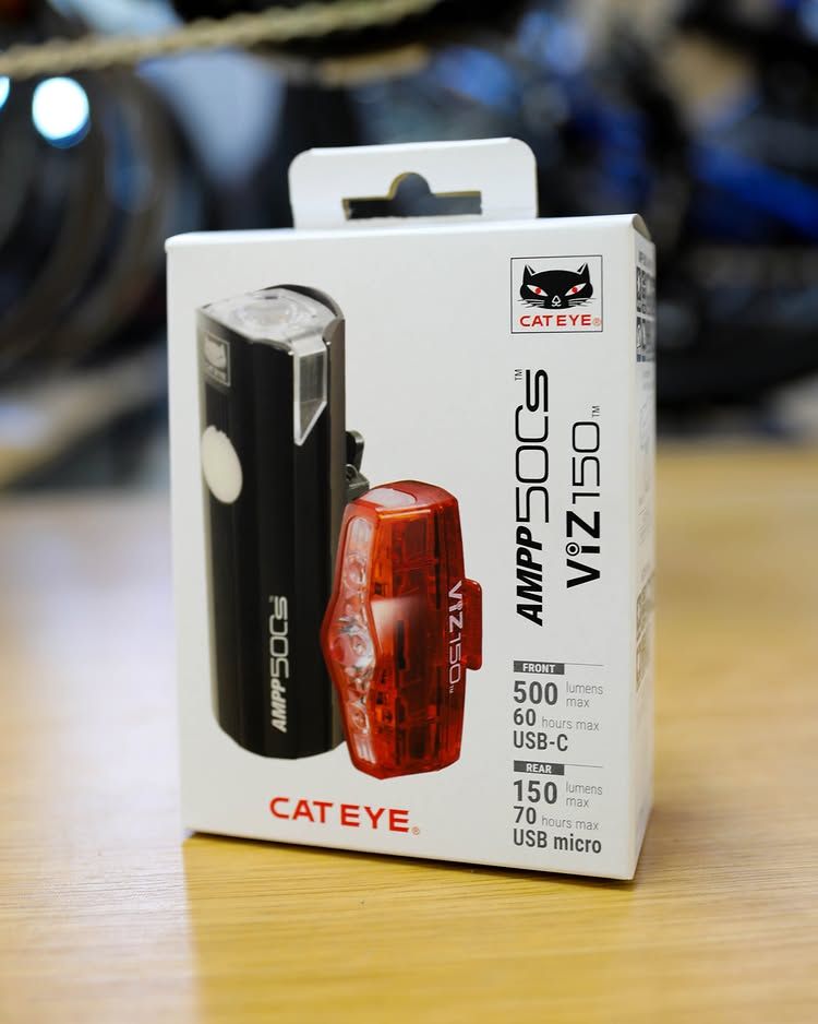 Our updated AMPP line is available in front and rear kits, like this AMPP500S and ViZ150 kit! These sets keep you rolling safely any time of day, with plenty of light modes including daytime hyperflash. Head to your local #cateye dealer to learn more!
📸: @bicyclesuperstore.nz