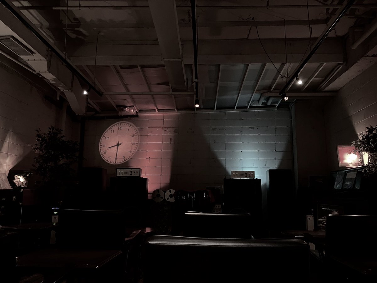 久しぶりの金時食堂。
バイ貝は4個中の3個が肝が千切れて貝殻の中に置き去りに。でもぐるりんと綺麗に丸ごと出てきた時の気持ちよさが忘れられず、人はまたバイ貝を頼むのだろう。
濃いめの麦ソーに足を掬われて気づいたらJamJamに転がり込んでいた。マイルスのめちゃくちゃ早いSo whatにアガッた。