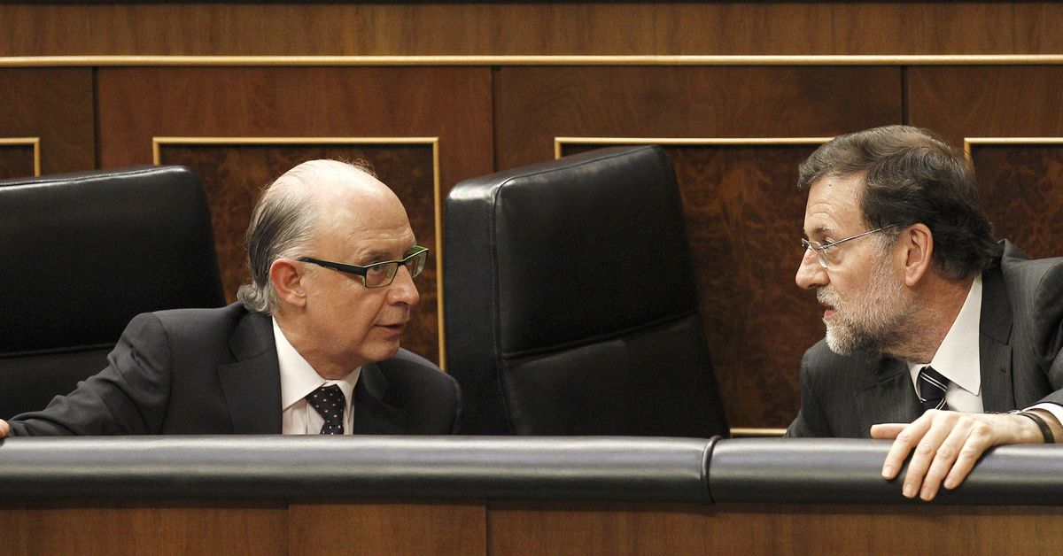 RAJOY/Montoro
Rumores aseguran que Cristóbal Montoro llamó por teléfono a Mariano Rajoy para explicarle su versión reservada sobre el caso de Equipo Económico. MONTORO le habría asegurado que no cobró 1 euro de las gasístas u otras empresas por las leyes hechas a su medida.