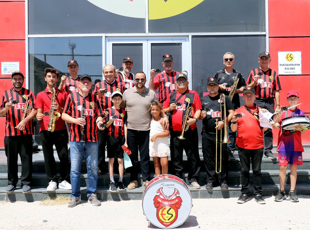 Bando ESES ekibi, Vali Hanefi Demirkol Tesislerimizi ziyaret ederek Kulüp Başkanımız Sayın Ulaş Entok ile bir araya geldi.

Ziyaret sırasında kombine biletlerini alarak kulübümüze destek olan Bando ESES, tüm Eskişehirspor taraftarlarını da kombine alarak tribündeki yerini almaya
