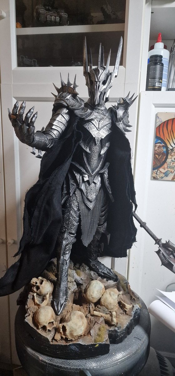 Me estoy planteando sortear un Sauron de unos 60cms de alto (incluyendo la base) cuando lleguemos a los 5000 seguidores.

Sí, es un reto muy grande, pero confío en que hagáis llegar esto a muchos coleccionistas que aún no me conocen.