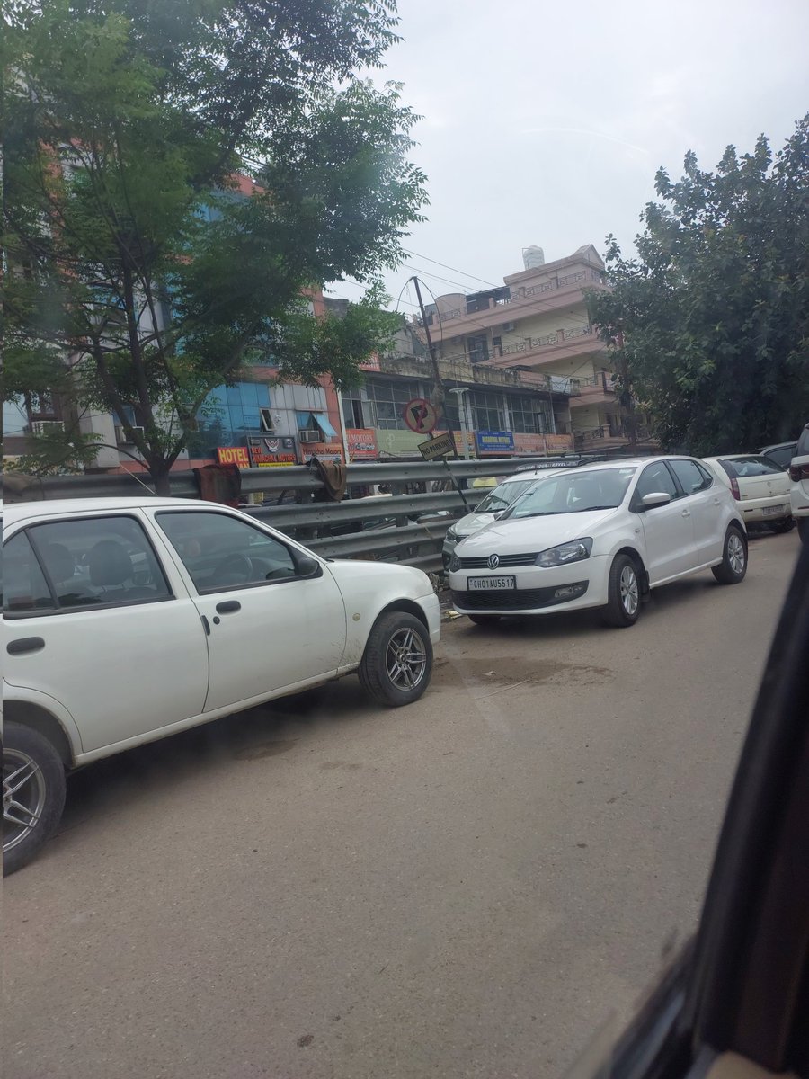 WelfareSuper's tweet photo. @DgpChdPolice @ssptfcchd @chandigarh_admn traffic chaose V5 rd sect 45A . Wrong parking and repair on rd.High Court order CWP 170 dat 21.09.2021. No improvement. Need concrete plan to stop these activities.  A proper depuation of team  full day can help us a lot https://t.co/VcZT2Xb3P0