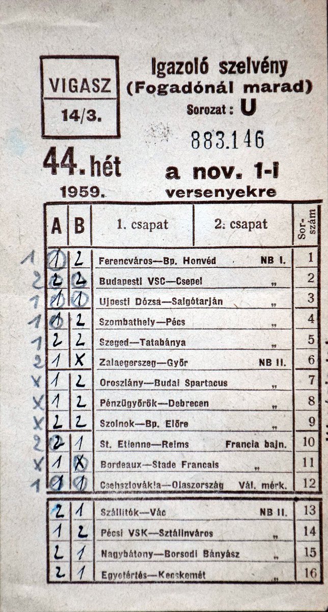 Dumas: A három testőr c. alapművében találtuk néhány éve ezt a kincset, egy 1959-es fogadószelvényt. Olyan izgalmas meccsekre fogadott, tippelt vele az ismeretlen olvasónk, mint a Pénzügyőrök-Debrecen, a Pécsi VSK-Sztálinváros vagy a Szállítók-Vác. 
#SorokKözött #totó #könyvjelző