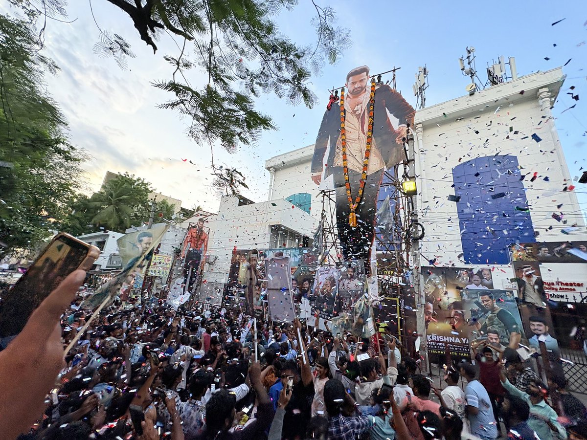 Tirupati Konda Paina Venkanna 🙏
Tirupati Konda kinda Tarak Anna 🔥

This is Just a Pre Celebrations August 14th will be 😎🔥

#War2Celebrations <a href="/tarak9999/">Jr NTR</a> 🔥🔥