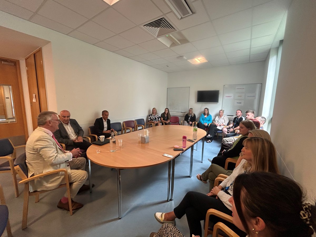 The Health Minister spoke with trainee social workers at the Family and Childcare team in the South West Acute Hospital. <a href="/WesternHSCTrust/">Western Trust</a> 

Minister Nesbitt thanked them for their dedication to the children, young people, families and social work services.