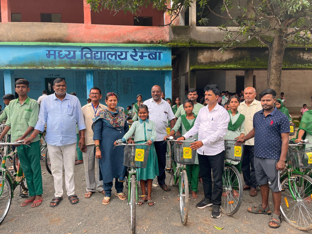 आज क्षेत्र भ्रमण के दौरान जमुआ प्रखंड के मध्य विद्यालय रेम्बा पहुंची, जहां विद्यार्थियों ने आत्मीय स्वागत किया। 

विद्यार्थियों के बीच साइकिल वितरण कर उन्हें आगे की पढ़ाई के लिए प्रोत्साहित किया। यह पहल विद्यार्थियों को उच्च शिक्षा की ओर एक मजबूत कदम बढ़ाने में सहायक सिद्ध होगी।