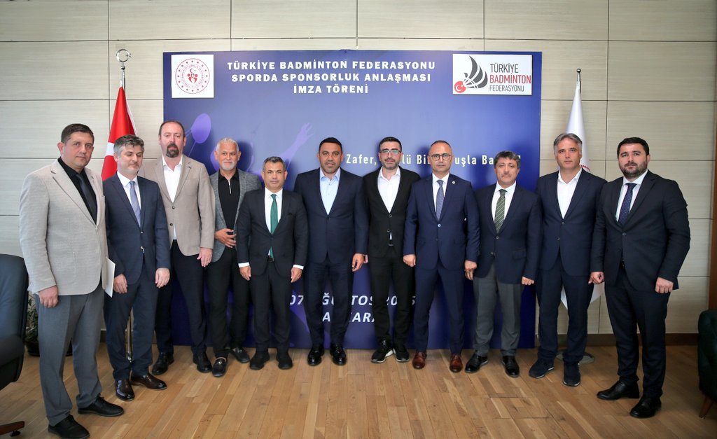 Türkiye Badminton Federasyonumuz ile branşımıza destek olan firmalar arasındaki sponsorluk imza törenini bakanlığımızda gerçekleştirdik.

Türk sporu için büyük önem arz eden bu kıymetli birlikteliğin paydaşlarına teşekkür ediyor, federasyonumuz ve sporcularımız için hayırlı