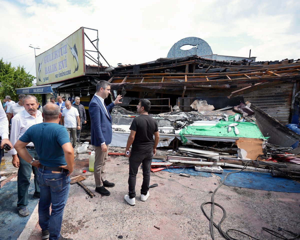 Dün gece Kartal Balıkçılar Çarşısı’nda çıkan yangın sebebiyle esnafımızı ziyaret ettik.

Yangından etkilenen çarşı esnafımıza geçmiş olsun dileklerimi iletiyorum. Herhangi bir can kaybı yaşanmaması en büyük tesellimiz oldu. 🙏