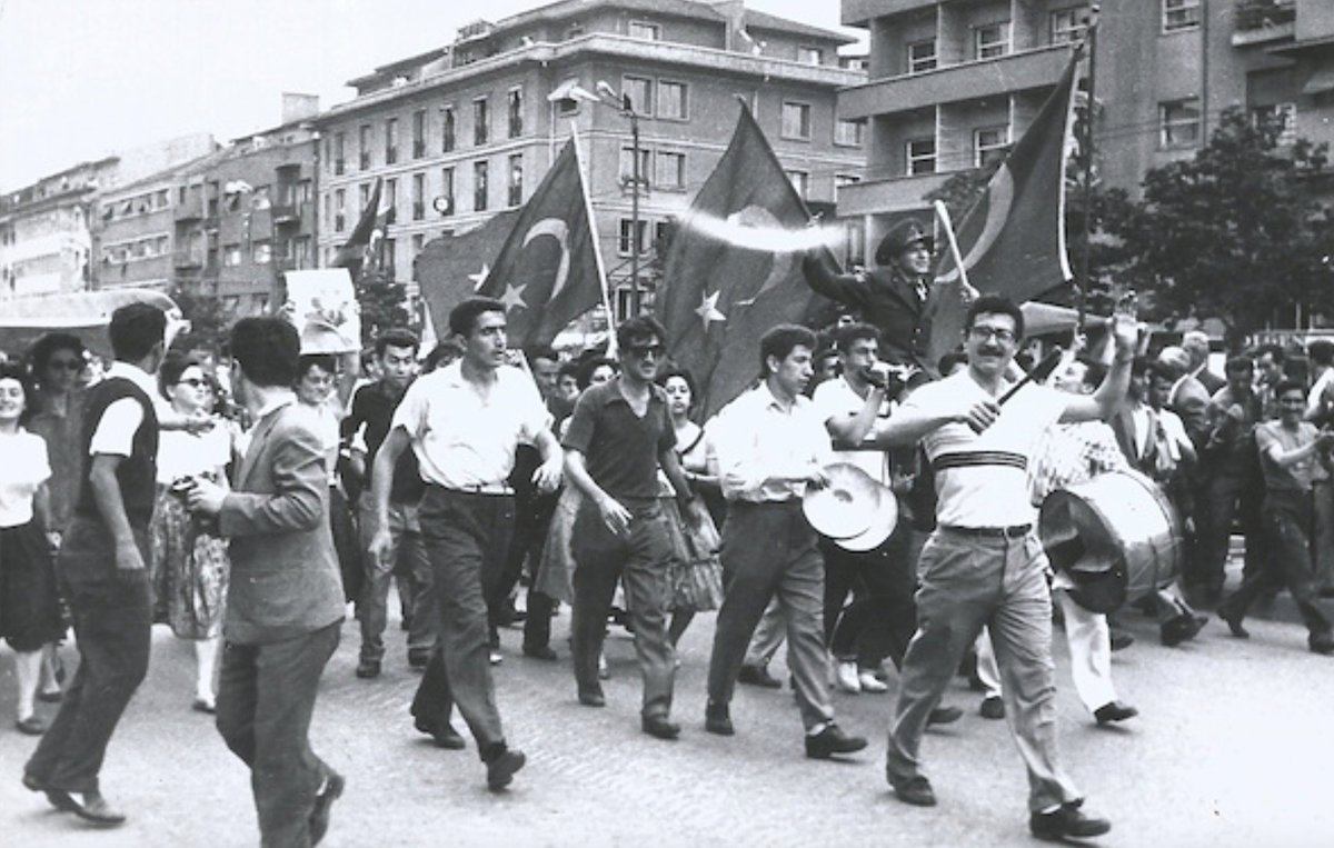 27 Mayıs İhtilali ile ilgili yeni bir fotoğraf albümü gün yüzüne çıktı.
Menderes'in devrilmesini, halkın çok büyük bir coşkuyla karşıladığı, kutlamalar için sokağa döküldüğü anların fotoğrafları.