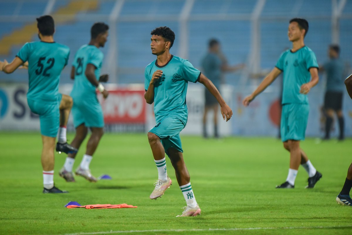 IndSuperLeague's tweet photo. @MohammedanSC @SonyLIV @thedurandcup Warm-ups ✅
Watch #MSCBSFFT live on @SonyLIV & #SonySportsNetwork! 📺
#DurandCup2025 #MohammedanSC #BSFFT #IndianFootball #134thEditionofIndianOilDurandCup | @MohammedanSC @thedurandcup https://t.co/PSLR6IrYCF