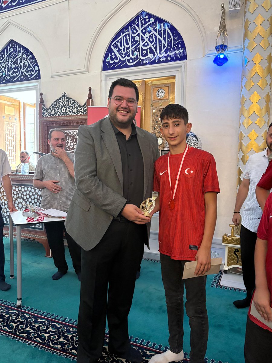 📍Ataşehir İlçe Müftülüğümüzün düzenlemiş olduğu yaz kuran kursları kapanış şenliği ödül Töreni ve bilgi yarışması finali programına ilçe gençlik kolları başkanımız <a href="/oguzhanyill/">Oğuzhan Yıldırım</a> ve ilçe yürütme ve yönetim kurulu üyelerimizle katılım sağladık.