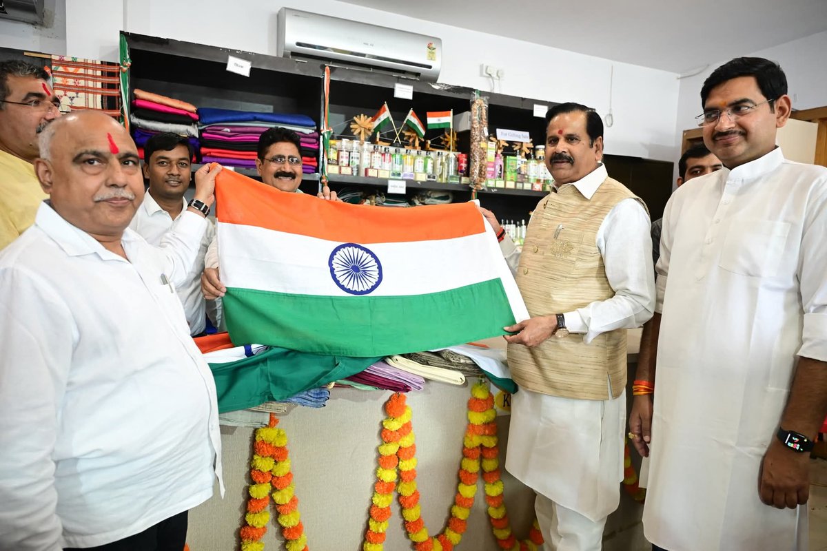 Hkhandelwal1964's tweet photo. आज ‘राष्ट्रीय हथकरघा दिवस’ के अवसर पर भोपाल के खादी ग्रामोद्योग भवन पहुँचकर प्रदेश प्रभारी @bjpdrmahendra जी एवं प्रदेश संगठन महामंत्री श्री @HitanandSharma जी के साथ खादी के वस्त्र खरीदे और #HarGharTiranga अभियान के अंतर्गत राष्ट्रीय ध्वज तिरंगा क्रय कर डिजिटल पेमेन्ट के माध्यम से भुगतान  किया।

आदरणीय प्रधानमंत्री श्री @narendramodi जी के नेतृत्व में देशभर में संचालित ‘वोकल फॉर लोकल’ अभियान को नई गति प्रदान करने और ‘विकसित भारत’ के सपने को साकार बनाने में हाथकरघा उद्योग एक मजबूत कड़ी है। इसी तरह ‘डिजिटल इंडिया’ निर्माण की दिशा में UPI ने भारत में डिजिटल भुगतान को नई दिशा प्रदान की है। आज भारत में सुरक्षित, तेज और आसान लेनदेन हर किसी के लिए भी संभव है।

आइये, हम सभी इस हथकरघा उद्योग को बढ़ावा देने का संकल्प ले एवं अपने दैनिक परिधाम में हथकरघा उद्योग से निर्मित वस्त्रों का उपयोग बढ़ाएं।

इस अवसर पर प्रदेश मीडिया प्रभारी श्री @Ashish_HG एवं भोपाल जिलाध्यक्ष श्री @BjpRavindrayati सहित पदाधिकारी एवं कार्यकर्ता उपस्थित रहे।

#NationalHandloomDay
#VocalForLocal
#DigitalIndia
#HarGharTiranga