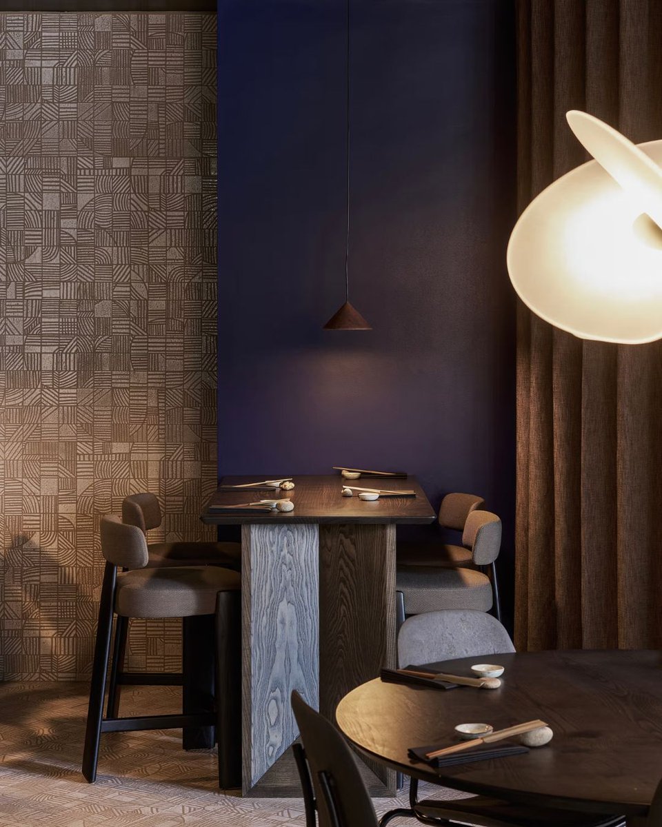This restaurant interior draws its identity from a rich palette of tactile materials adding depth and texture to the overall spatial experience. 📍London, UK

Interior Design by OEO STUDIO x Sticks'n'Sushi UK

#designwanted #design #architecturedesign #interiordesign
