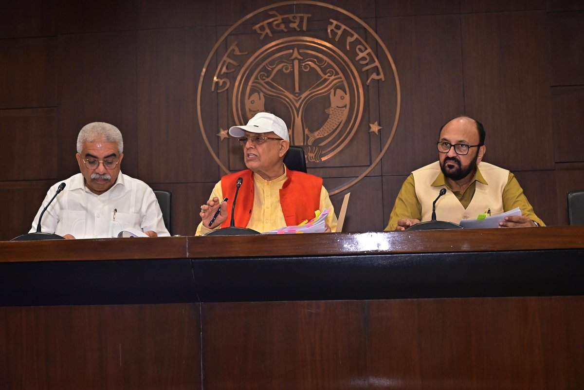 YogendraUpadhy's tweet photo. लोकभवन, लखनऊ में मंत्रीमंडल की बैठक के उपरांत प्रेस वार्ता

उत्तर प्रदेश सरकार द्वारा आज कैबिनेट बैठक में उच्च शिक्षा एवं सर्वांगीण विकास को लेकर कई महत्वपूर्ण निर्णय लिए गए।
बैठक के पश्चात आयोजित प्रेस वार्ता में माननीय मंत्रीगणों द्वारा इन निर्णयों की विस्तृत जानकारी मीडिया को दी गई।
इन फैसलों का उद्देश्य प्रदेश के युवाओं को गुणवत्तापूर्ण शिक्षा, कौशल विकास और उज्जवल भविष्य की दिशा में अग्रसर करना है।
यह कदम उत्तर प्रदेश को शिक्षा के क्षेत्र में नई ऊंचाइयों तक पहुंचाने में सहायक सिद्ध होंगे।

#UttarPradesh #UPCabinetMeeting #highereducation #development #YogiSarkar #LokBhawan #PressBriefing #UPNews
@narendramodi @AmitShah @myogiadityanath @BJP4India @BJP4UP @UPGovt