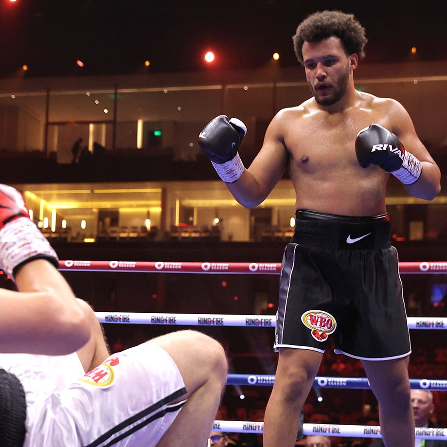 I don't fall in love with prospects. But every now and then, a special talent comes along who moves me in a way to make a bold declaration. So I'll say it. Moses Itauma is the best heavyweight prospect I've seen in 20 years.   

My column:
saturdaynightboxing.com/2025/08/the-pr…