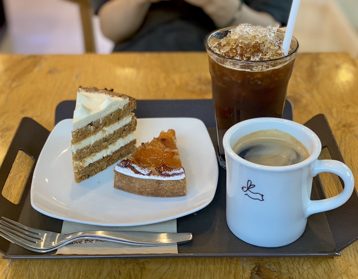 달걀 참치 요거트스프레드 소금빵 샌드위치와 샐러드.
로쏘 페스토, 브리치즈, 닭가슴살로 속을 채우고 모짜치즈, 마스카포네 올린 밤호박과 복숭아.
판모밀과 돈카츠, 카레.
당근케이크와 뭔타르트, 커피.

저녁 폭주 흑흑😩 간만에 먹은 케이크는 음..ㅎㅅ예전엔 참 괜찮았는데..