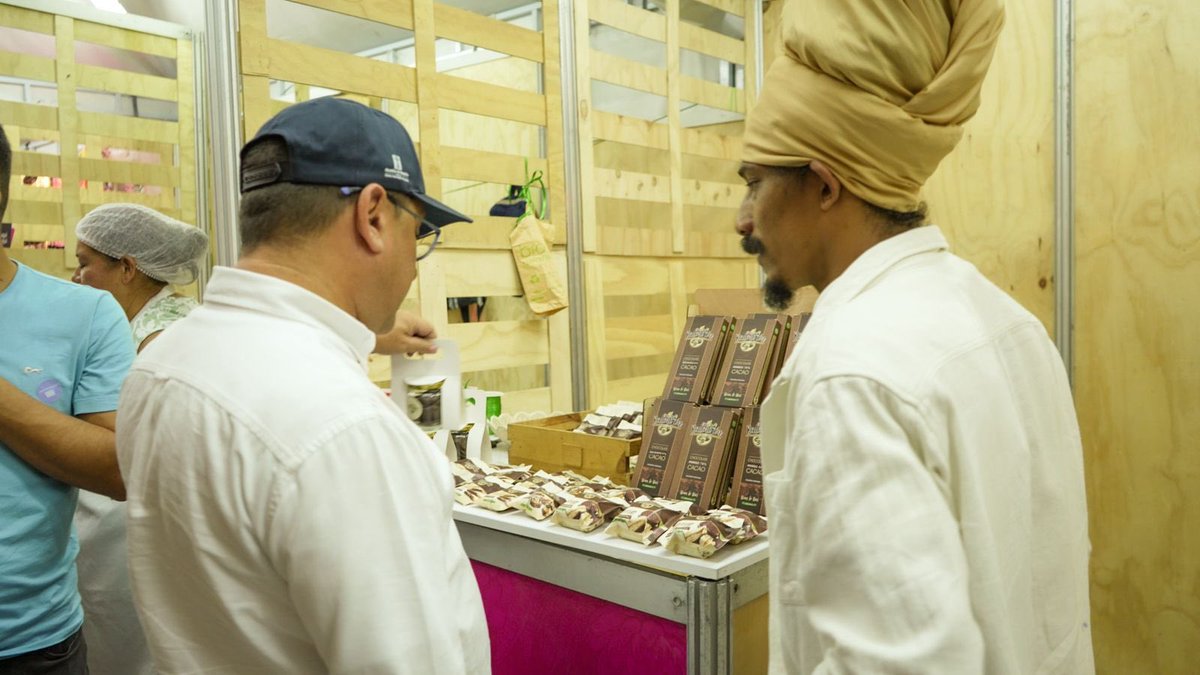 En la #FeriaDeFlores2025 visita nuestros stand "Manos de Paz" que estarán en Ciudad del Río y El Parque Juan Pablo II, encontrarás emprendimientos para que adquieras los productos de Víctimas, Firmantes de Paz, Reintegrados, Reincorporados, pospenados, veteranos de la fuerza