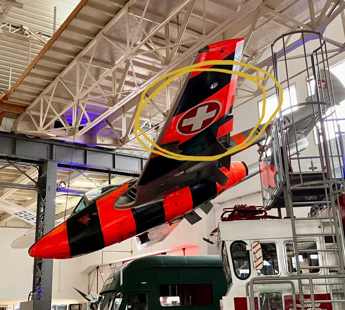 Op bezoek bij een vliegtuig museum.

Zoon (11): ‘Kijk! Een straaljager van het Rode Kruis!’

🙄