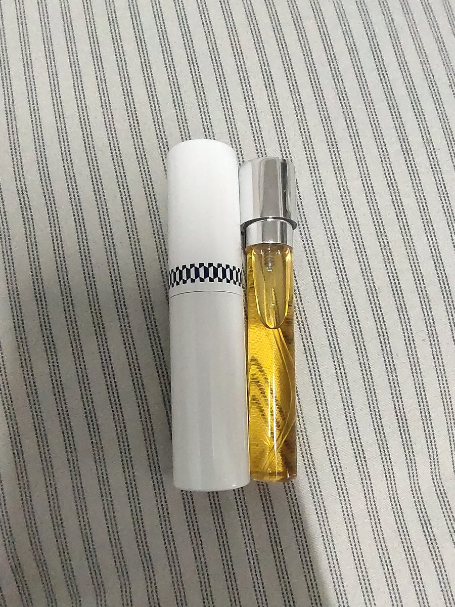 ap_morning's tweet photo. ส่งต่อน้ำหอม butterfly thai perfume
กลิ่น บุหรี่กุหลาบ 85%
📌 ราคา 120 รวมส่ง
#ส่งต่อเครื่องสําอาง #ส่งต่อเครื่องสําอางมือสอง #ส่งต่อน้ำหอม #น้ําหอมมือสอง #น้ำหอม #Butterflyperfume https://t.co/vUdV6XCZMQ
