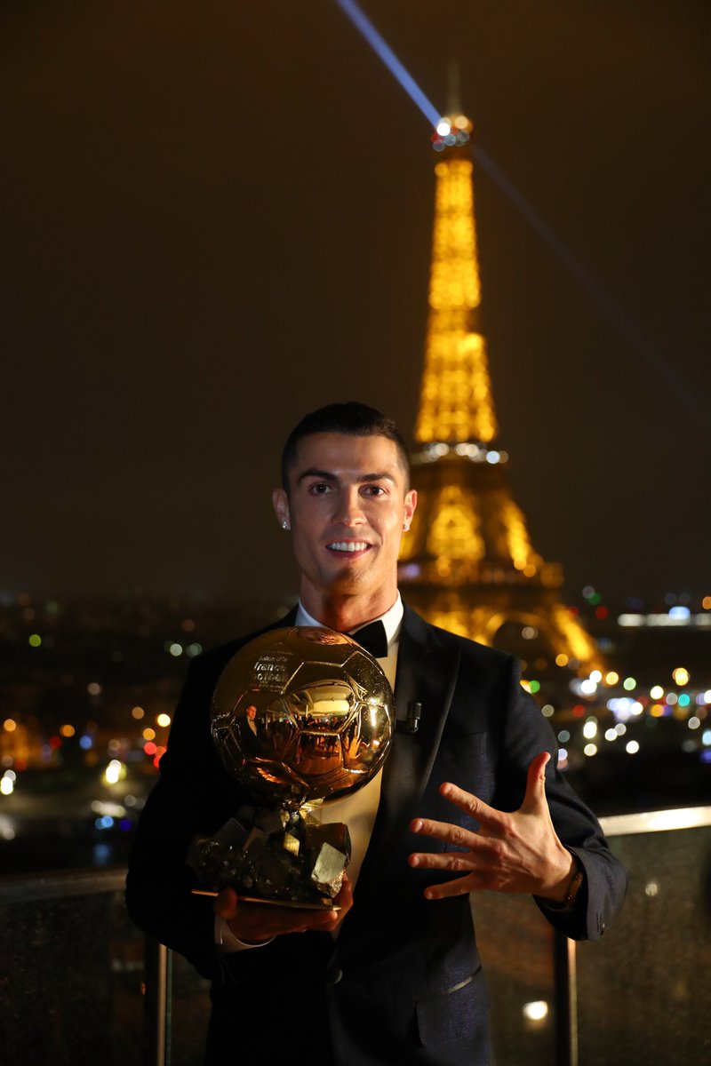 CR7xWorld's tweet photo. من هُنا إنتهت الكرة الذهبية!

#BallonDor https://t.co/dObiGU03cr