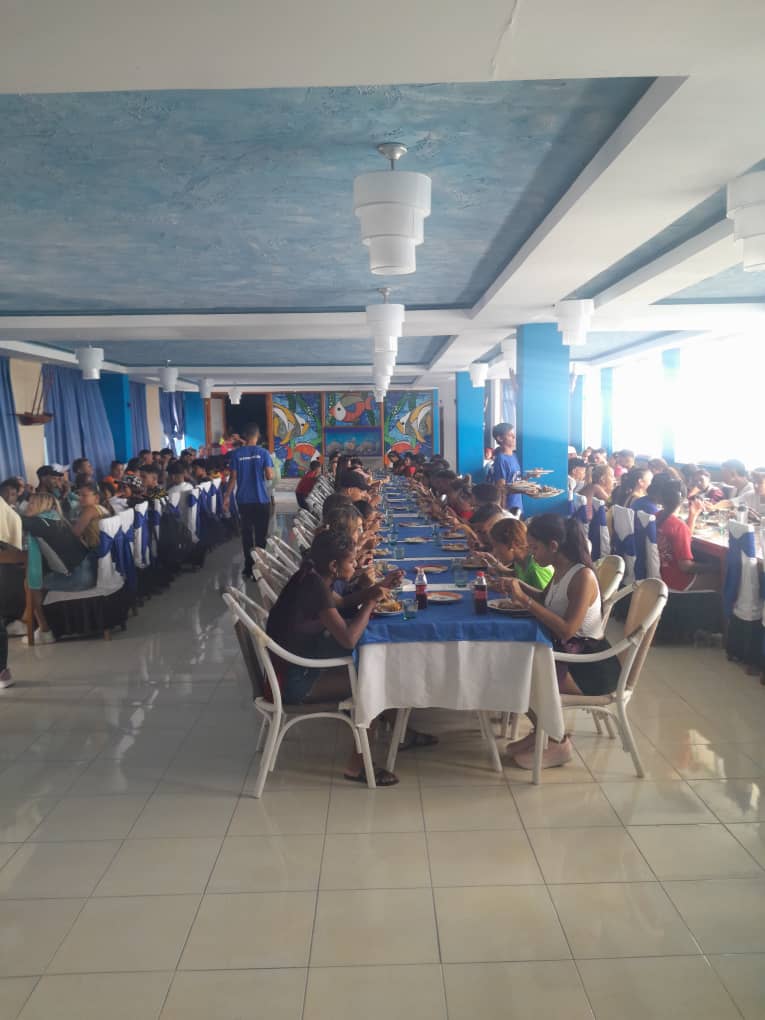 ORemon760915's tweet photo. Jóvenes de la FEEM. Que participan en una nueva edición del Campamento de Verano efectúan almuerzo en el emblemático restaurante Brisas del Mar. https://t.co/WFNrcFTLdR