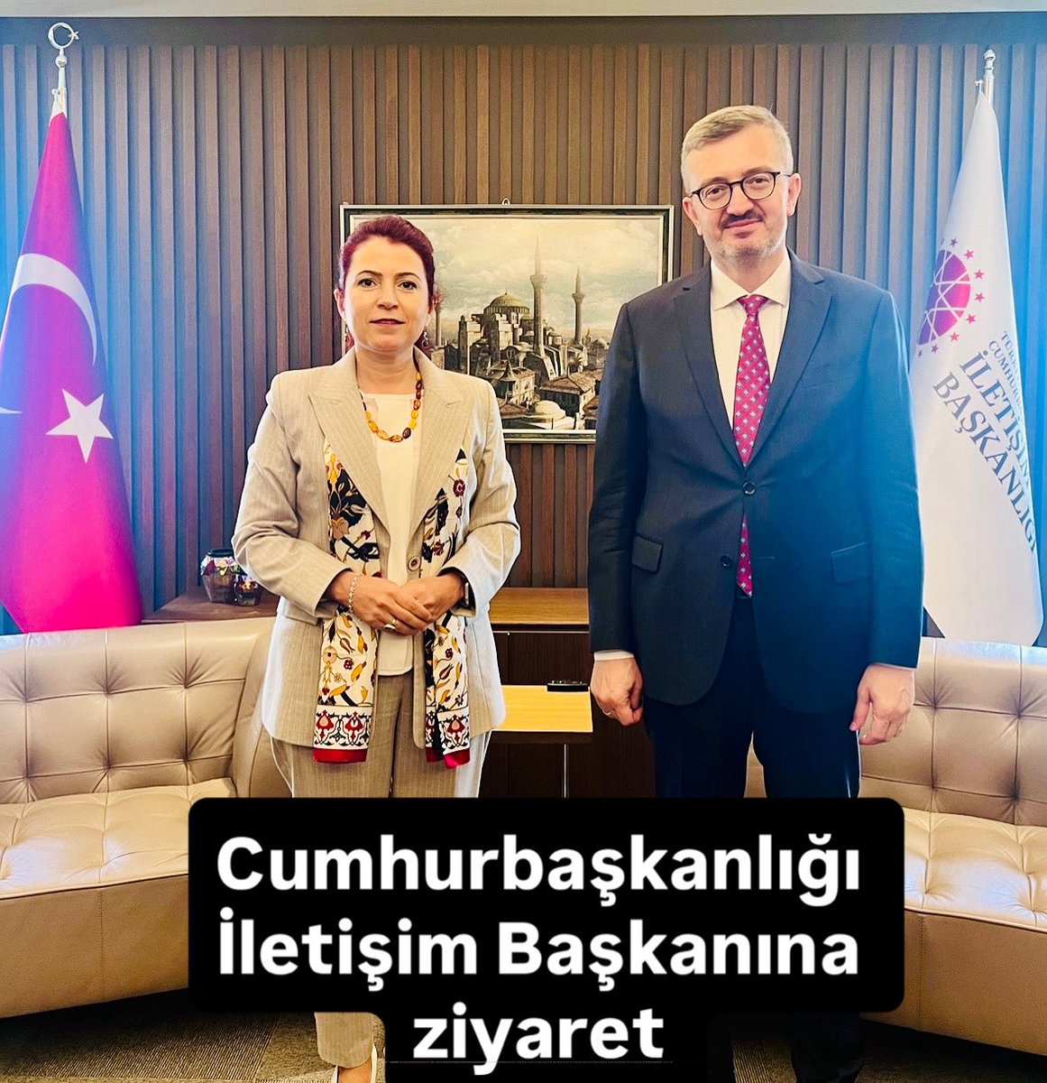 Cumhurbaşkanlığı İletişim Başkanlığına atanan Sayın Prof. Dr. Burhanettin Duran’a hayırlı olsun ziyaretinde bulundum. 

Fakültemizle birlikte gerçekleştirilebilecek etkinlikler konusunda da istişarede bulunduğumuz Sayın Başkanıma yeni görevinde başarılar diler, vakit ayırdığı