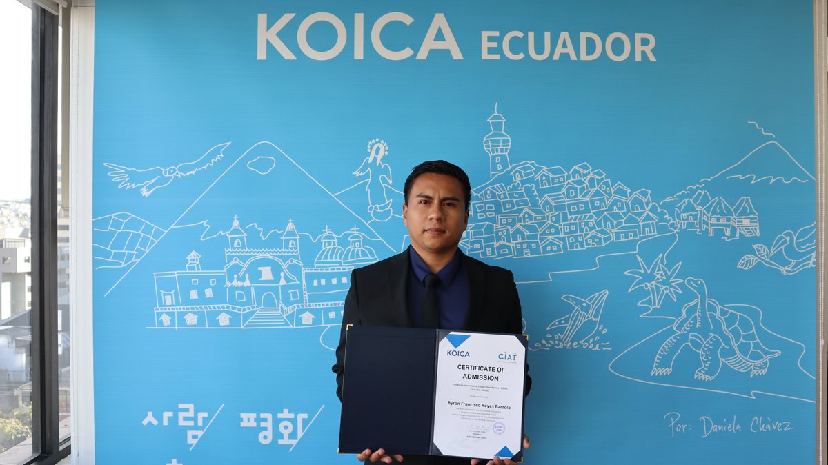 EcuadorKoica's tweet photo. 🎓 El 31 de julio entregamos becas completas a servidores públicos seleccionados entre aspirantes de 90 países 🌍para cursar maestrías en Corea 🇰🇷.
Esta es la primera convocatoria al Programa de Maestrías-KOICA 2025
¡Felicidades a los nuevos becarios!
#KOICA #BecasCorea https://t.co/O892oL1w4s