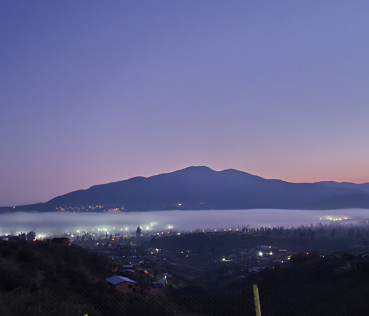 Niebla por evaporación ☺️
Así se ve la niebla siguiendo el curso del Río Aconcagua.
Sucede cuando una masa de aire frío se mueve sobre una superficie de agua más cálida, en este caso el río 🫰🏻