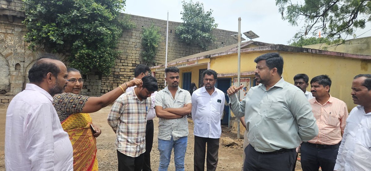 CEO ZP Vijayapur (@ceozpvijayapur) on Twitter photo ಇಂದು ವಿಜಯಪುರ ಜಿಲ್ಲಾ ಪಂಚಾಯತಿಯ ಮುಖ್ಯ ಕಾರ್ಯನಿರ್ವಾಹಕ ಅಧಿಕಾರಿಗಳಾದ ಶ್ರೀಯುತ ರಿಷಿ ಆನಂದ ಸರ್ ರವರು ತಿಕೋಟಾ & ಬಬಲೇಶ್ವರ ತಾಲೂಕಿನಲ್ಲಿ ಅತೀ ಮಳೆಯಾದ ಪ್ರದೇಶಗಳಿಗೆ ಭೇಟಿ ನೀಡಿ, ಪರಿಶೀಲನೆ ನಡೆಸಿದರು. ಈ ವೇಳೆ ಮಳೆಯಿಂದ ಯಾವದೇ ರೀತಿಯ ಹಾನಿಯಾಗದಂತೆ ಮುಂಜಾಗ್ರತಾ ಕ್ರಮ ಕೈಗೊಳ್ಳಲು ತಿಳಿಸಿದರು. <a href="/CEOZPVijayapura/">ZP Vijayapura</a> <a href="/MgnregaV/">ZILLA PANCHAYAT VIJAYAPURA</a> ಇಂದು ವಿಜಯಪುರ ಜಿಲ್ಲಾ ಪಂಚಾಯತಿಯ ಮುಖ್ಯ ಕಾರ್ಯನಿರ್ವಾಹಕ ಅಧಿಕಾರಿಗಳಾದ ಶ್ರೀಯುತ ರಿಷಿ ಆನಂದ ಸರ್ ರವರು ತಿಕೋಟಾ & ಬಬಲೇಶ್ವರ ತಾಲೂಕಿನಲ್ಲಿ ಅತೀ ಮಳೆಯಾದ ಪ್ರದೇಶಗಳಿಗೆ ಭೇಟಿ ನೀಡಿ, ಪರಿಶೀಲನೆ ನಡೆಸಿದರು. ಈ ವೇಳೆ ಮಳೆಯಿಂದ ಯಾವದೇ ರೀತಿಯ ಹಾನಿಯಾಗದಂತೆ ಮುಂಜಾಗ್ರತಾ ಕ್ರಮ ಕೈಗೊಳ್ಳಲು ತಿಳಿಸಿದರು. <a href="/CEOZPVijayapura/">ZP Vijayapura</a> <a href="/MgnregaV/">ZILLA PANCHAYAT VIJAYAPURA</a>