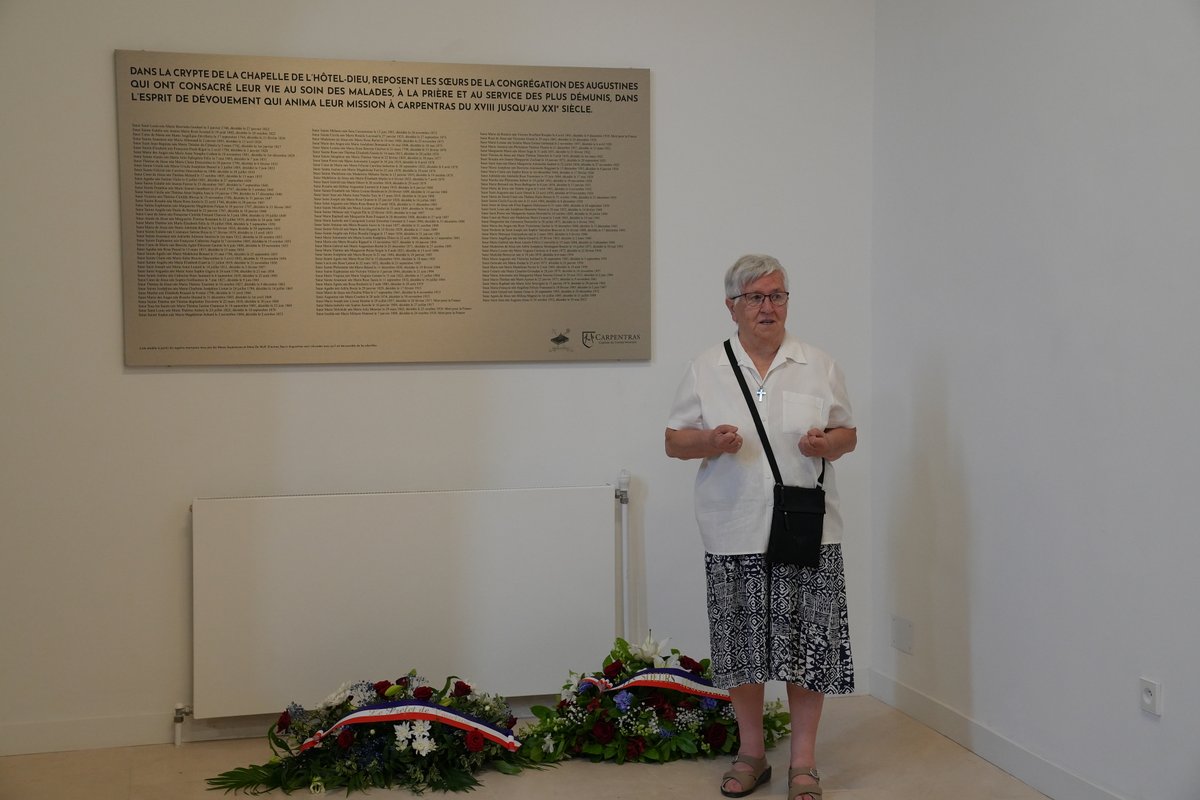🕊️Le 30 juillet dernier, Carpentras a rendu hommage aux Sœurs Augustines de l’hôtel-Dieu. Une plaque a été inaugurée en présence du préfet, du maire, de la présidente de la CoVe et de Sœur Antonia. Un geste fort pour honorer ces femmes dévouées aux malades.