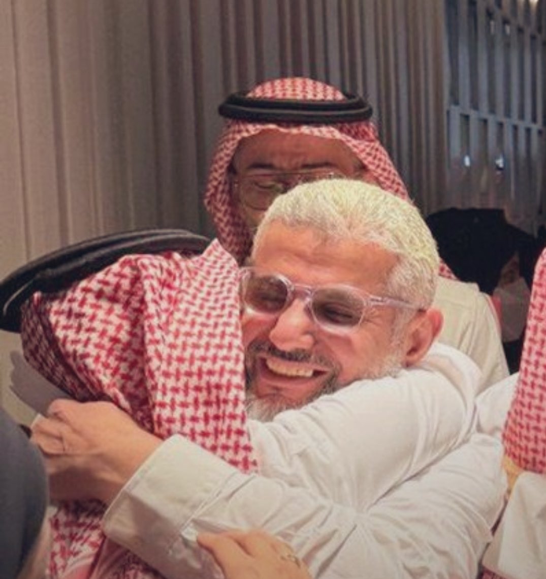 malobaida's tweet photo. ما أطول الانتظار حين يثقل القلب بالشوق
لكن الصابرين لهم موعد لا يخلفه الله
وها هو اليوم يعود، بعد سنين من الأسر، حاملاً وجهاً لم تطفئه العزلة، ولم يخذله الأمل، يعود إلى وطنه، إلى أرض لم تكف يوما عن الدعاء له

 #حميدان_التركي https://t.co/FYhUtmKfiU