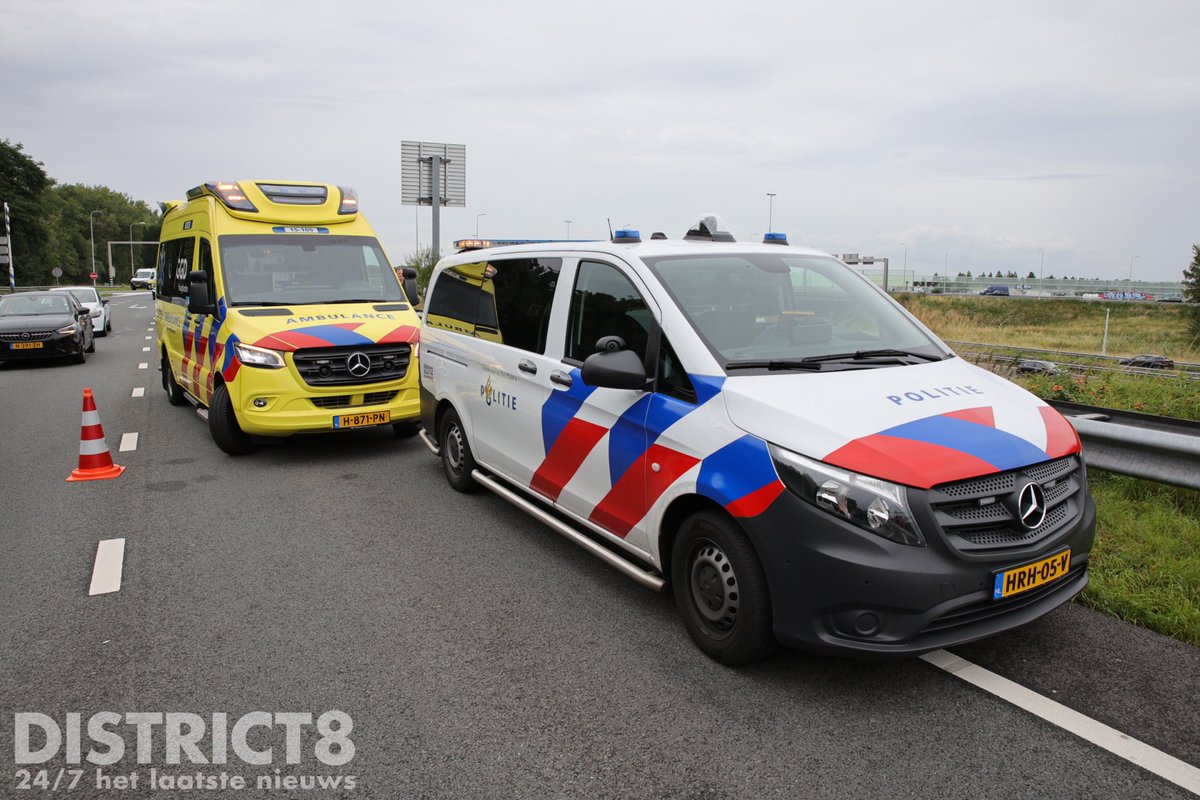 RedactieD8's tweet photo. Na een kop-staart aanrijding op het #Kruithuisplein #N470 bij #Delft is één bestuurder gewond geraakt. De schade aan beide voertuigen is aanzienlijk. De bestuurder van de pakketbus is aangehouden omdat hij volgens getuigen met een ongeldig verklaard rijbewijs achter het stuur zat.