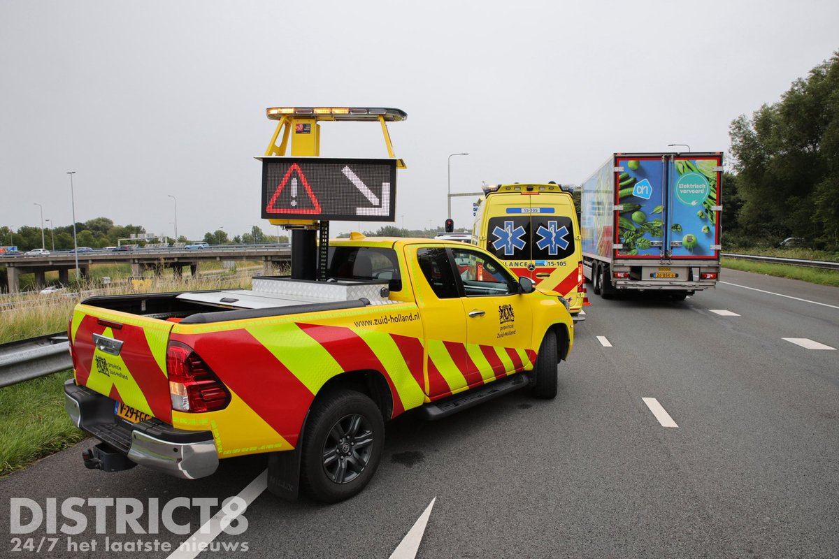 RedactieD8's tweet photo. Na een kop-staart aanrijding op het #Kruithuisplein #N470 bij #Delft is één bestuurder gewond geraakt. De schade aan beide voertuigen is aanzienlijk. De bestuurder van de pakketbus is aangehouden omdat hij volgens getuigen met een ongeldig verklaard rijbewijs achter het stuur zat.