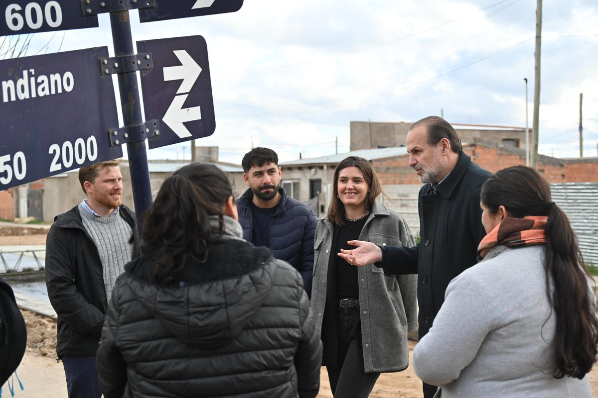 FlorMolini's tweet image. 📍👷‍♀️Más Barrios | ¡Seguimos trabajando para concretar obras donde nunca antes hubo!

Recorrimos junto a @fsusbielles y vecinos los avances en una de las 16 cuadras que se están  pavimentando con el acompañamiento de nuestro Gobernador a través de @OpisuPba.