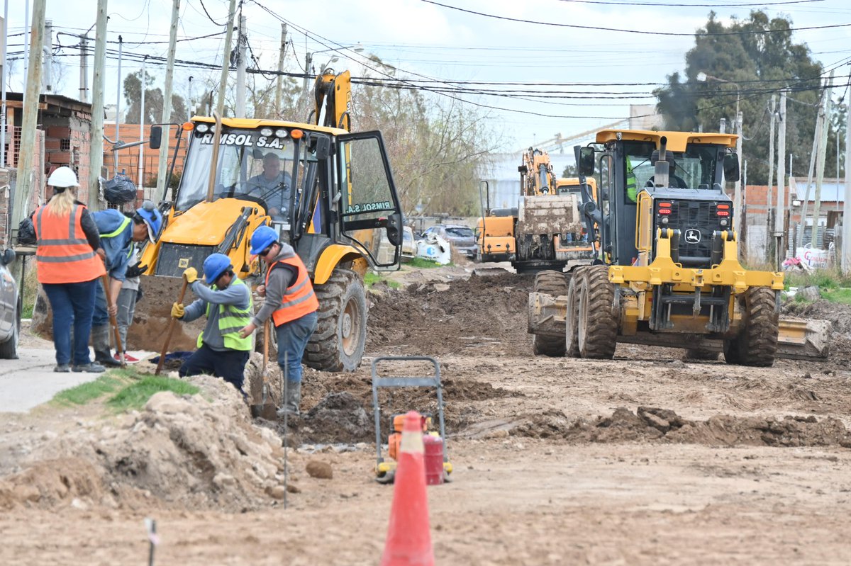 FlorMolini's tweet image. 🚧 También se están ejecutando 1.300 metros de desagües pluviales y avanza la construcción del centro comunitario, un espacio que fortalecerá el encuentro y el acompañamiento en el barrio.

Obras que no son solo cemento: son derechos que se garantizan y futuro que se construye.