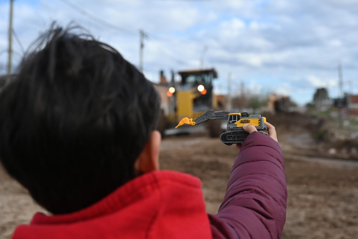FlorMolini's tweet image. 🚧 También se están ejecutando 1.300 metros de desagües pluviales y avanza la construcción del centro comunitario, un espacio que fortalecerá el encuentro y el acompañamiento en el barrio.

Obras que no son solo cemento: son derechos que se garantizan y futuro que se construye.