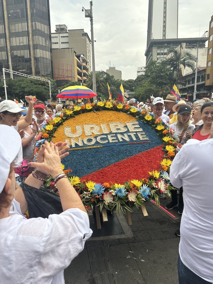 realsantig's tweet photo. La izquierda sabe que para tomarse el poder necesita destruir al único símbolo fuerte de la derecha: el presidente Uribe. Sueñan con borrarlo, humillarlo y callarlo.
Pero hoy el pueblo colombiano se levanta para dejarles claro que no se van a salir con la suya.
¡Estamos firme por la patria y firme con Uribe! 🇨🇴🔥