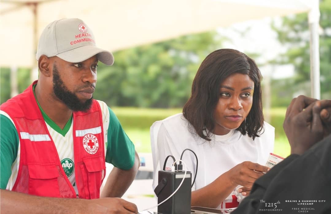 RedcrossabjBr's tweet photo. Recently, the NRCS FCT-Abuja Branch, collaborated with @EHAClinics in a medical outreach organised by @brainsandhammer, Life Camp Abuja Nigeria. 

This initiative aimed to improve community health awareness. https://t.co/eOcbTDjU35